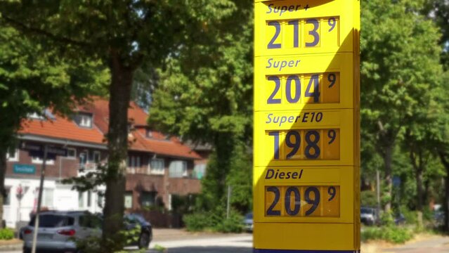 Tankstelle im Sommer - Benzinpreise steigen, Benzin wird teuer