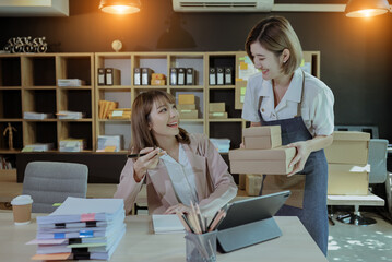 Obraz premium Businesswoman working with packaging box at home office, Business online influencer on social media concept, Online Selling, Online Shopping to market, 