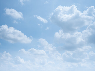 un ciel nuageux bleu très clair. - obrazy, fototapety, plakaty