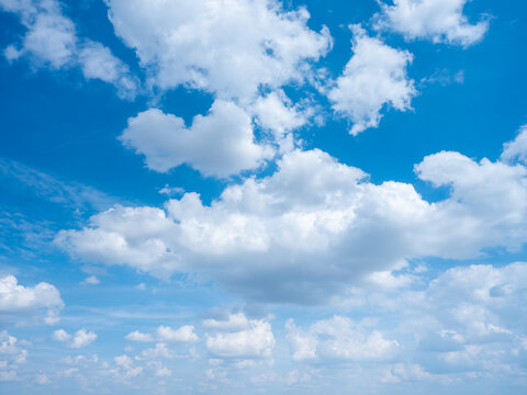 une matière de ciel bleu avec des nuages blanc en été