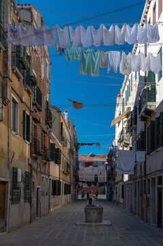 Vue typique du linge qui pend et seche au soleil dans les ruelles de Venise, Italie