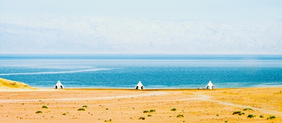 Obraz premium Resthouses by a beach in Haql, Saudi Arabia.