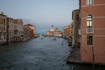Le Grand Canal à Venise avec la basilique de Santa Maria della Salute en fond