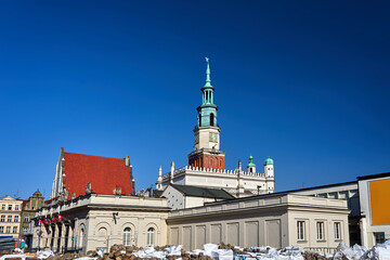 Obraz premium Tenement houses and the town hall tower on the market square during renovation