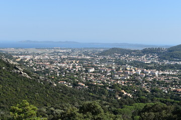 Vue panoramique sur ville de HYERES, le mont des oiseaux et la presqu'île de Giens