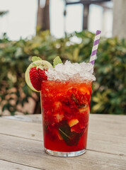 Un Mojito de fressa elaborado con ron, menta, azúcar y lima 