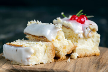 curd cake to cover with icing sugar on top