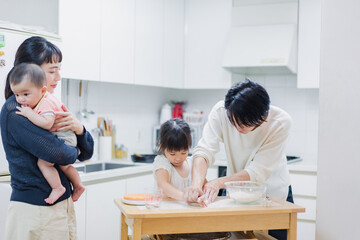 みんなでクッキングをする家族