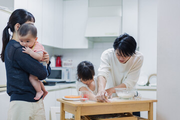 Obraz premium みんなでクッキングをする家族