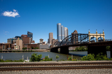View over downtown Pittsburgh, Pennsylvania, with Smithfield Street Bridge crossing the Monongahela River with clear blue sky above. - obrazy, fototapety, plakaty