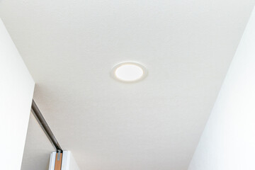 白い通路の天井と小さなダウンライト