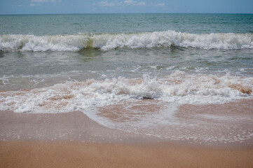 As lindas ondas do mar na costa brasileira produzindo um efeito visual encantador e um som relaxante 
