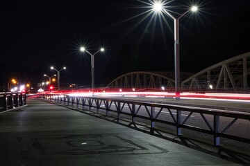 夜景街灯の光線と自動車のテールランプのレーザービーム