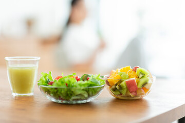 朝食と若い女性