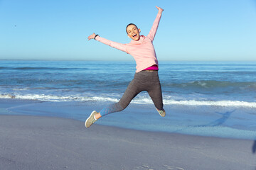 Obraz premium Caucasian woman spending time seaside wearing sportswear