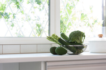お洒落な明るいキッチン窓に置かれた野菜