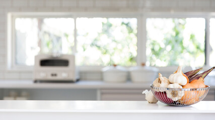 キッチンの背景素材　キッチンカウンターのニンニク、たまねぎ