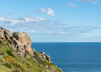 Fototapeta na wymiar Rocky cliff face at Petrel cove, looking out to the vast Southern Ocean in South Australia