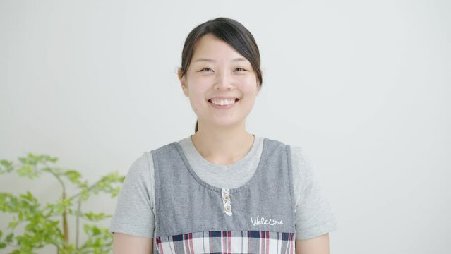 60p　笑顔で話す女性保育士