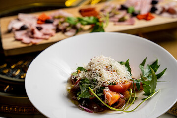 먹을것, 식당, 레스토랑, 식사, 탁자, 샐러드, 와인, 점심, 요리, 고기, 미식가, 건강한, 글라스, 야채, 맛있는, 먹기, 와인잔, 건강식, 채소, 살라미,햄,고기, 유럽, 맛집, 메뉴, 푸드, food, 접시, 깔끔한, 깔끔, 풍족한, 풍족, 힐링음식