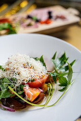 먹을것, 식당, 레스토랑, 식사, 탁자, 샐러드, 와인, 점심, 요리, 고기, 미식가, 건강한, 글라스, 야채, 맛있는, 먹기, 와인잔, 건강식, 채소, 토마토, 유럽, 맛집, 메뉴, 푸드, food, 접시, 깔끔한, 깔끔, 풍족한, 풍족, 힐링음식