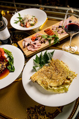 먹을것, 식당, 레스토랑, 식사, 탁자, 샐러드, 와인, 점심, 요리, 고기, 미식가, 건강한, 글라스, 야채, 맛있는, 먹기,와인잔,건강식,채소,살라미,소세지,햄,유럽,맛집,메뉴,푸드,food,접시,깔끔한,깔끔,풍족한,풍족,힐링음식