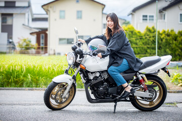 Fototapeta na wymiar バイクを運転する女性 400cc 