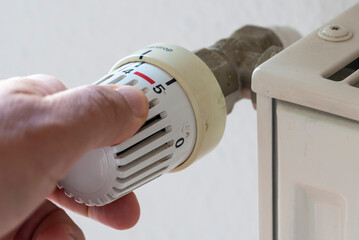 Hand regelt Thermostat, Heizung, Deutschland