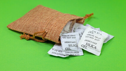 Silicagel, Trockenmittelbeutel vor grünem Hintergrund