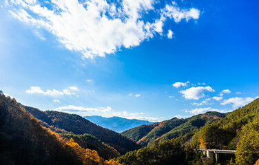 秋の山間から見える北アルプス