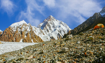 Klare Sicht auf den Gipfel des K2 vom Campingplatz Gondogoro La Trek im Karakorum-Gebirge in der Region Gilgit-Baltistan in Pakistan. Der K2 ist der zweithöchste Berg der Welt