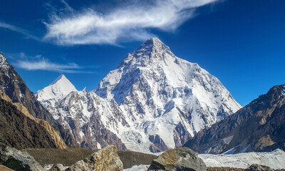 Wolken boven de majestueuze K2-piek, de op één na hoogste berg ter wereld
