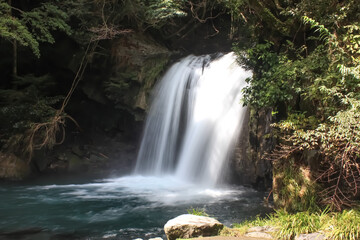 河津七滝。河津川にある七つの滝をつなぐ遊歩道からの景観。初景滝にある伊豆の踊子像。