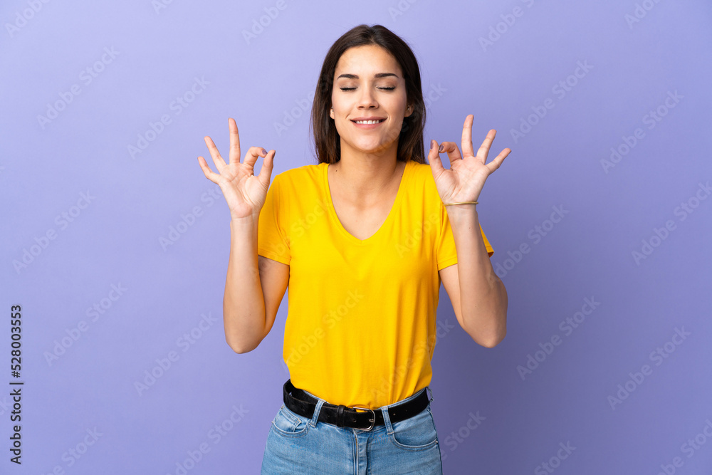 Poster Young caucasian woman over isolated background in zen pose