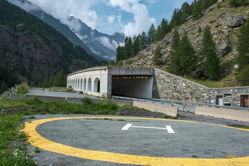 lądowisko dla śmigłowców przy drodze w alpach, tunel lawinowy, Italy helipad on road in alps,...