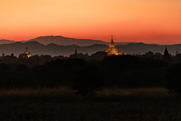 Obraz premium The romantic sunset behind the temples of Bagan in Myanmar