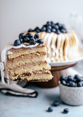 burnt meringue birthday cake with blueberries sweet torte vanilla cake happy feels peace of cake 