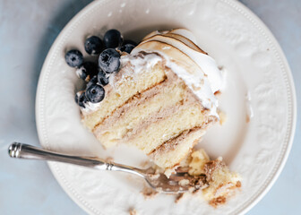 burnt meringue birthday cake with blueberries sweet torte vanilla cake happy feels peace of cake 
