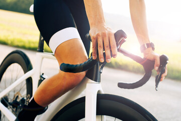 Bildausschnitt einer Frau auf einem Rennrad, sportliche Frau und modernes Rennrad