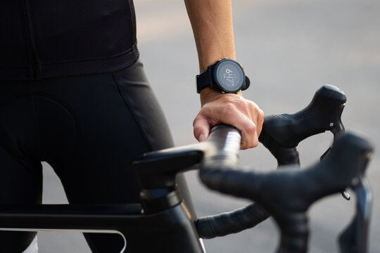 Fitness-Uhr beim Fahrradfahren, Fitness-Tracker