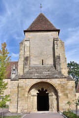 Fototapeta na wymiar vue du clocher porche d'une église dans la campagne française