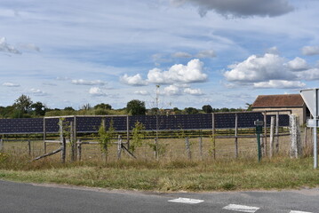 Fototapeta premium Une ferme solaire en Berry dans la campagne française