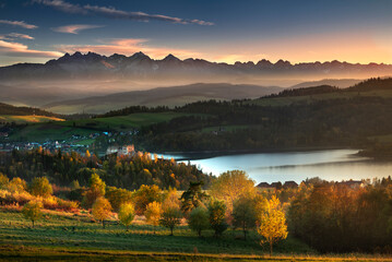 Autumn. View from the Pieniny Mountains to the Czorsztyn Castle and the Tatra Mountains. Sunset. Jesień. Widok z Pienin na zamek w Czorsztynie i Tatry.   © Arkadiusz