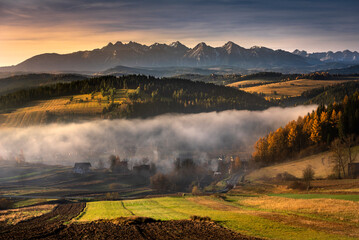 A foggy, autumn morning in the Pieniny Mountains with a view of the Tatra Mountains.  Mglisty, jesienny poranek w Pieninach z widokiem na Tatry.  © Arkadiusz