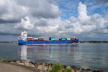 Kieler Förde ein Containerfrachter passiert die Friedrichsorter Enge bei Heikendorf in Richtung...