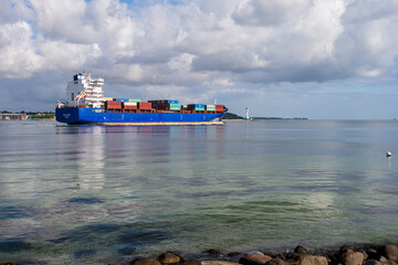 Kieler Förde ein Containerfrachter passiert die Friedrichsorter Enge bei Heikendorf in Richtung...