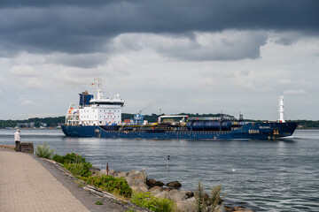 Kieler Förde in Heikendorf, ein Cemietanker passiert die Friedrichsorter Enge beim Leuchtturm in die Ostsee