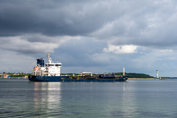 Kieler Förde in Heikendorf, ein Cemietanker passiert die Friedrichsorter Enge beim Leuchtturm in die Ostsee