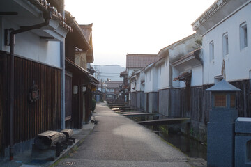 静かな春の朝、倉吉の美しい街並み（鳥取県）
