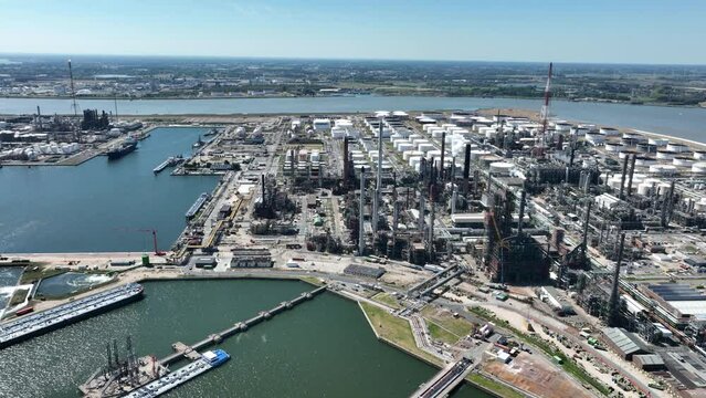 Petroleum refinery site Antwerpen. Petroleum and natural gas to power generation, transportation, refining in the port of Antwerpen. Large scale industrial refinery. diesel gasoline heating kerosene.